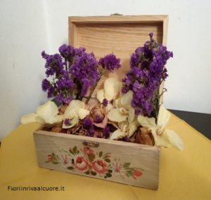 Cofanetto con Statice meristema fiori
